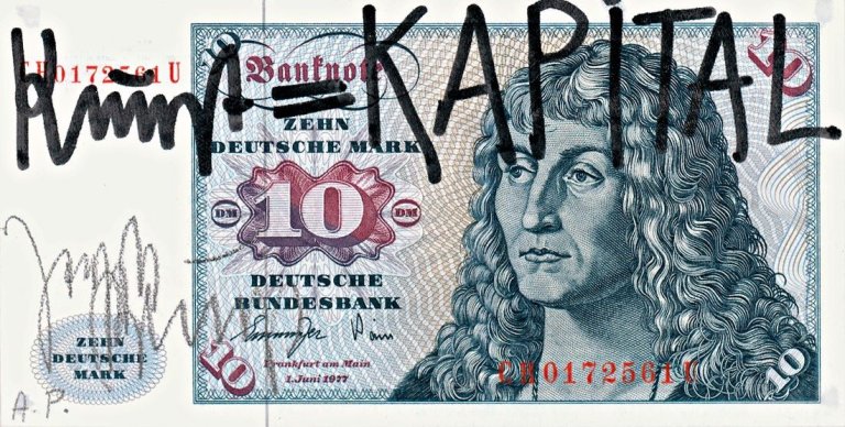 Auf diesem Bild ist das folgende Kunstwerk zu sehen: Joseph Beuys. „Kunst = KAPITAL“. 1979.