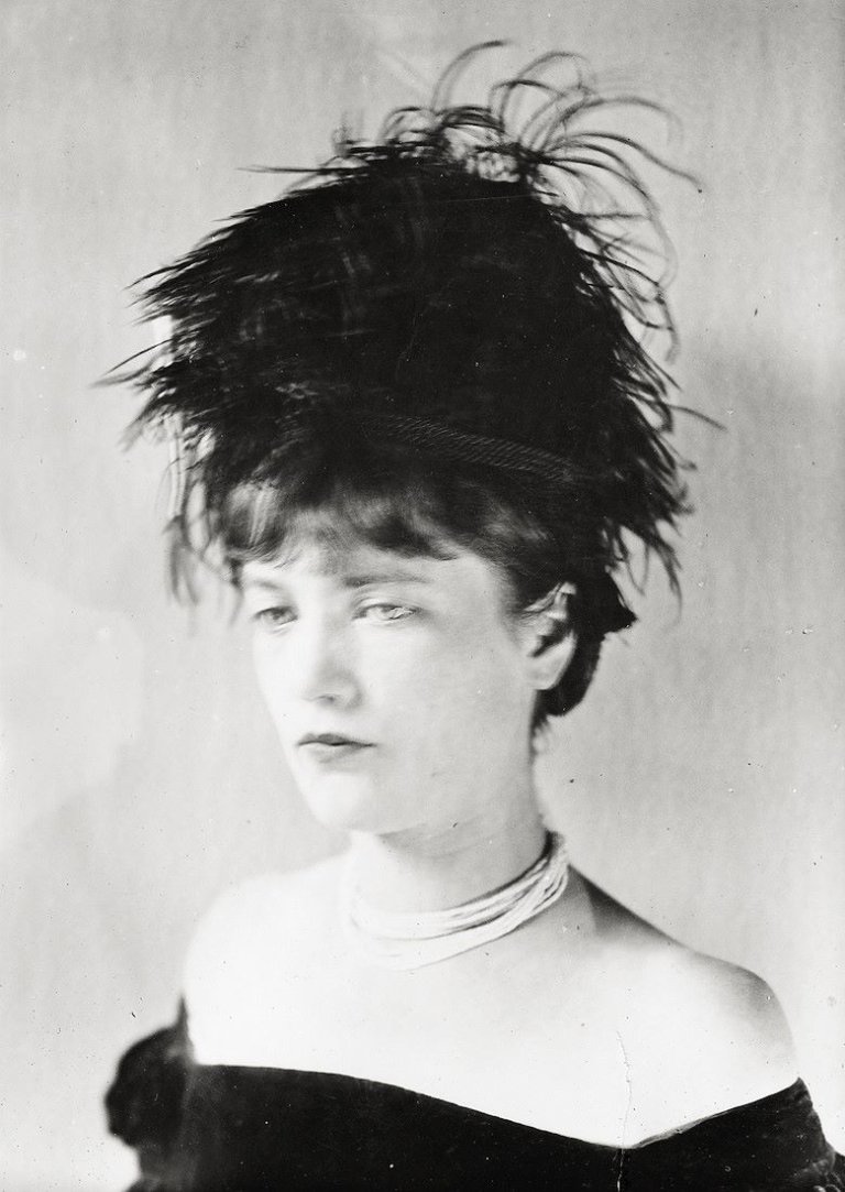 Auf diesem Bild ist das folgende Kunstwerk zu sehen: Werner Rohde. Empire-Hut, Modell Renata Bracksiek. Um 1930.