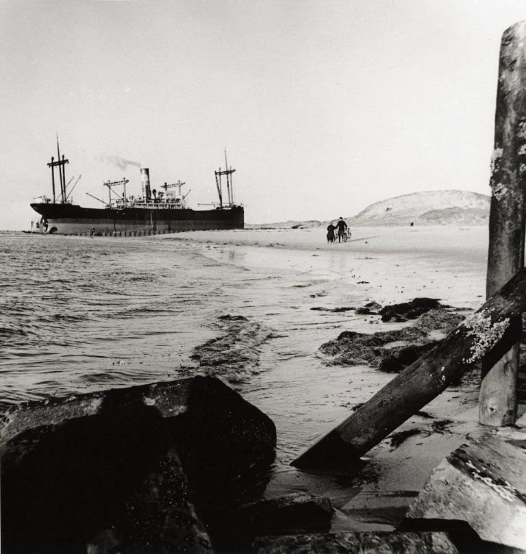Auf diesem Bild ist das folgende Kunstwerk zu sehen: Bleicke Bleicken. Gestrandet. Die Adrar (Kampen). 1935.