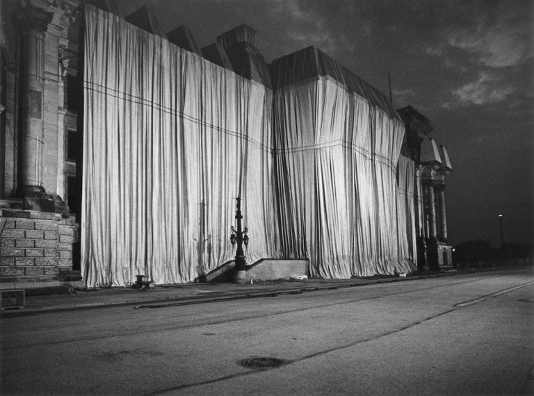 Auf diesem Bild ist das folgende Kunstwerk zu sehen: Barbara Klemm. „Christo, Verhüllter Reichstag, Berlin“. 1995.