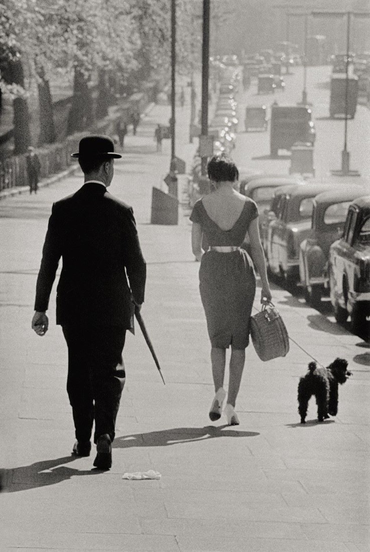 Auf diesem Bild ist das folgende Kunstwerk zu sehen: Frank Horvat. „London – Piccadilly (Man, Girl, Dog)“. 1959.