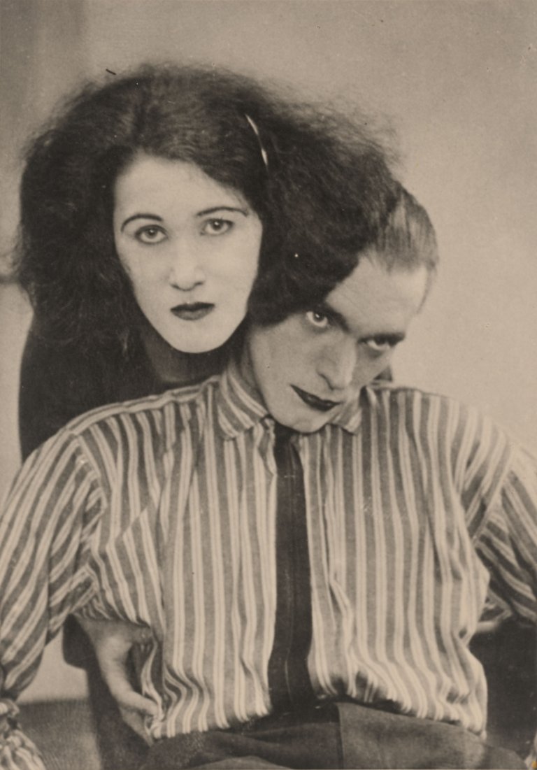 Auf diesem Bild ist das folgende Kunstwerk zu sehen: Richard Oelze. Doppelbildnis. Um 1925.