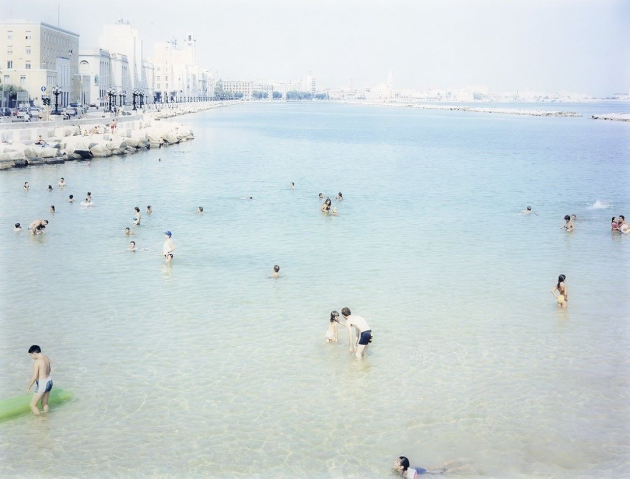 Auf diesem Bild ist das folgende Kunstwerk zu sehen: Massimo Vitali. „Bari 4“. 2003.