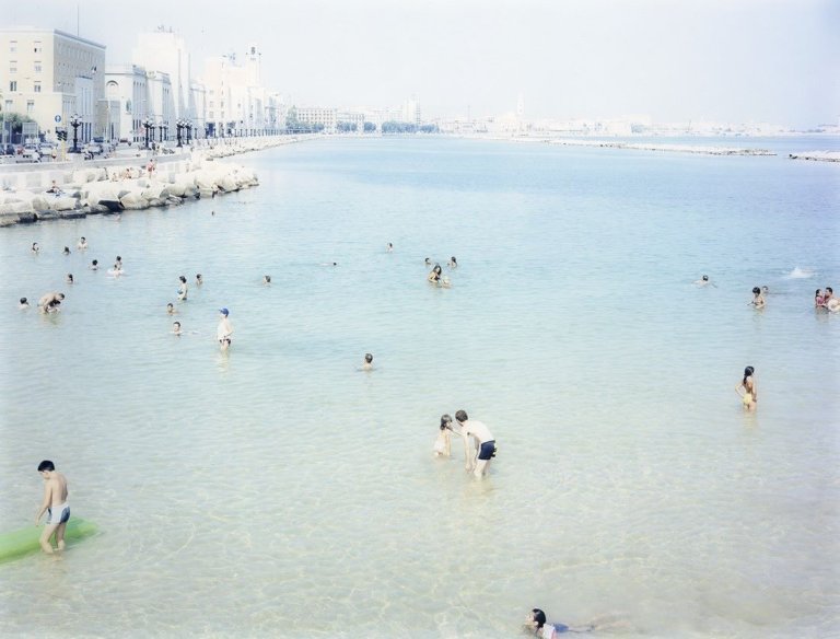 Auf diesem Bild ist das folgende Kunstwerk zu sehen: Massimo Vitali. „Bari 4“. 2003.