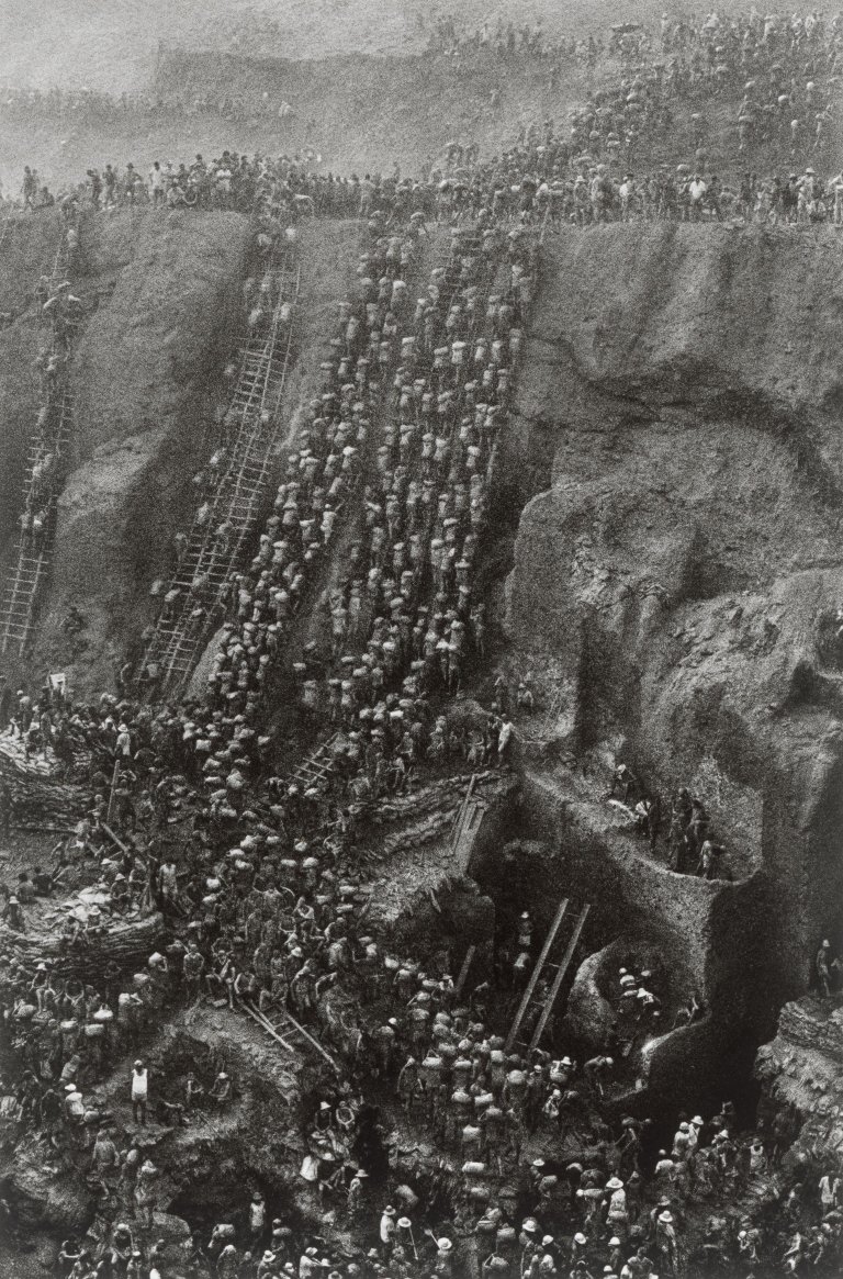 Auf diesem Bild ist das folgende Kunstwerk zu sehen: Sebastião  Salgado. „Brasil“. Gold Mine, Serra Pelada. 1986.