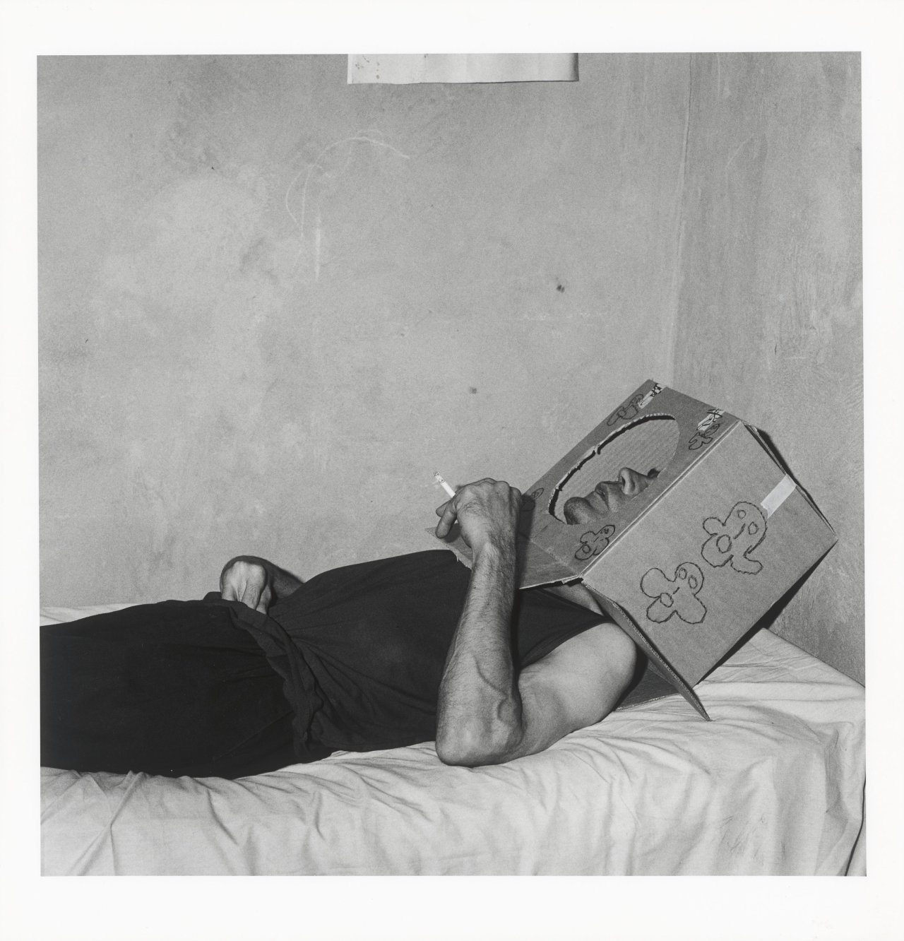 Auf diesem Bild ist das folgende Kunstwerk zu sehen: Roger Ballen. „Recluse“. 2002.