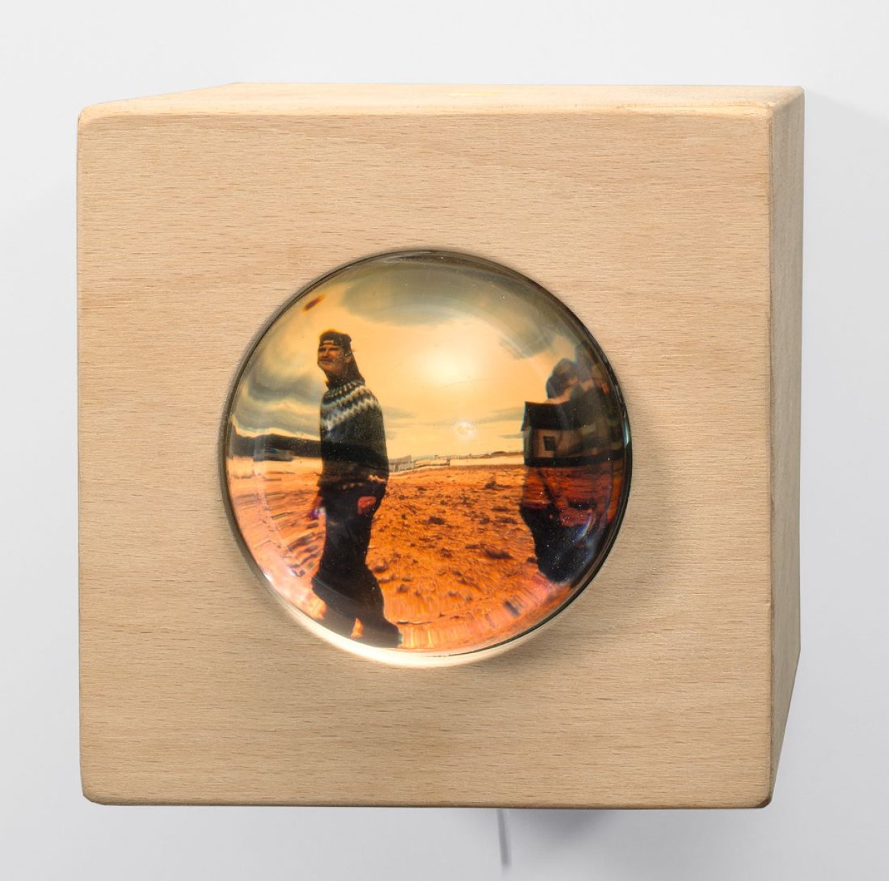 Auf diesem Bild ist das folgende Kunstwerk zu sehen: Olafur Eliasson. „Guckkasten (Fyrirheitna landið)“. 1994.