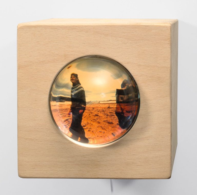 Auf diesem Bild ist das folgende Kunstwerk zu sehen: Olafur Eliasson. „Guckkasten (Fyrirheitna landið)“. 1994.