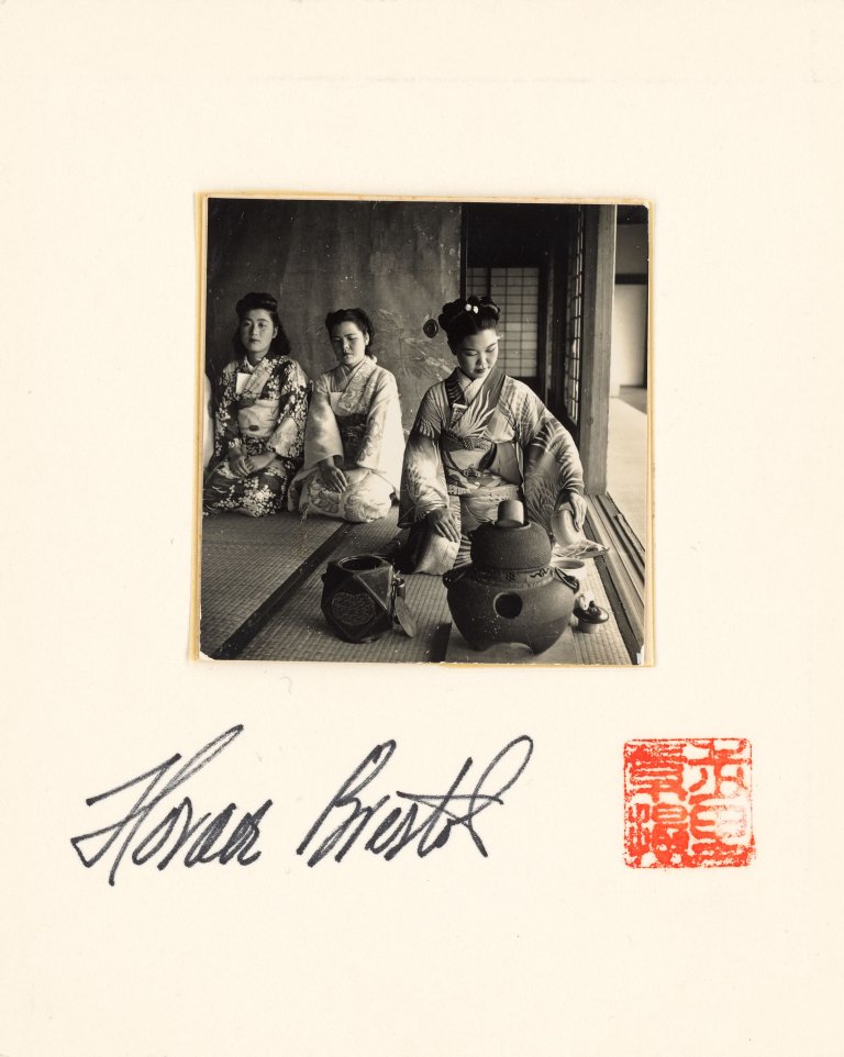 Auf diesem Bild ist das folgende Kunstwerk zu sehen: Horace Bristol. Tea Ceremony. Japan. Um 1946/47.