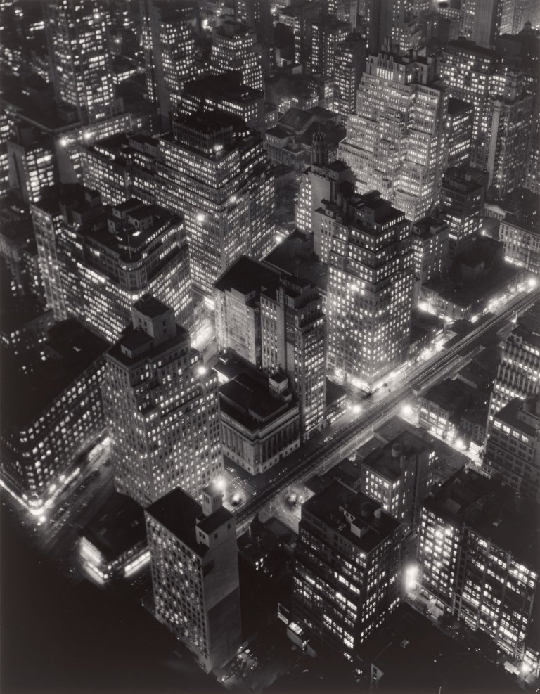 Auf diesem Bild ist das folgende Kunstwerk zu sehen: Berenice Abbott. Nightview, New York. 1932.