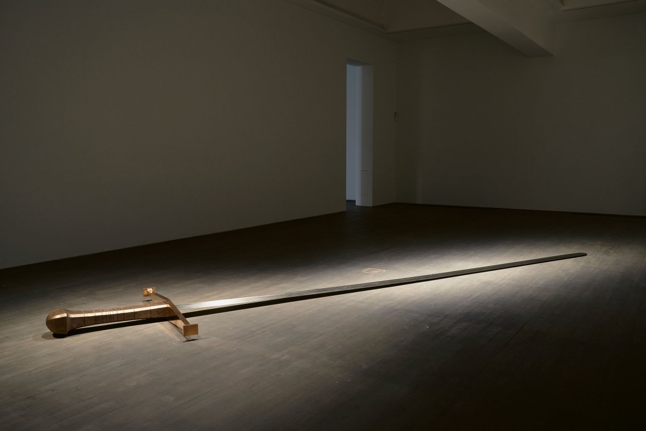 Auf diesem Bild ist das folgende Kunstwerk zu sehen: Kris Martin. „Mandi XV“. 2007.
