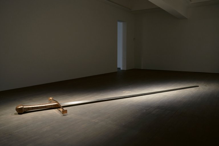 Auf diesem Bild ist das folgende Kunstwerk zu sehen: Kris Martin. „Mandi XV“. 2007.