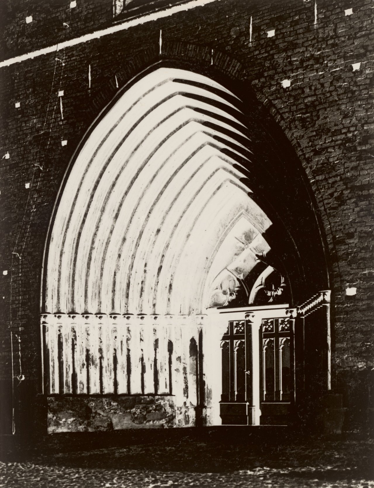 Auf diesem Bild ist das folgende Kunstwerk zu sehen: Andreas Feininger. „Domkirche in Greifswald“. 1929.