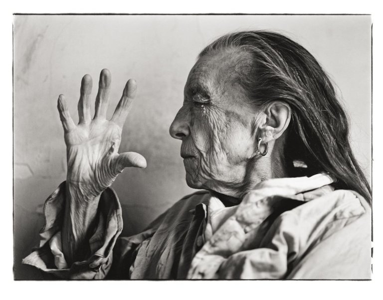 Auf diesem Bild ist das folgende Kunstwerk zu sehen: Annie Leibovitz. „Louise Bourgeois, New York“. 1997.