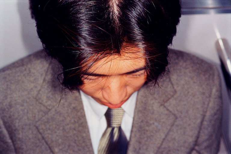 Auf diesem Bild ist das folgende Kunstwerk zu sehen: Martin Parr. „Japanese commuters“. 1997.