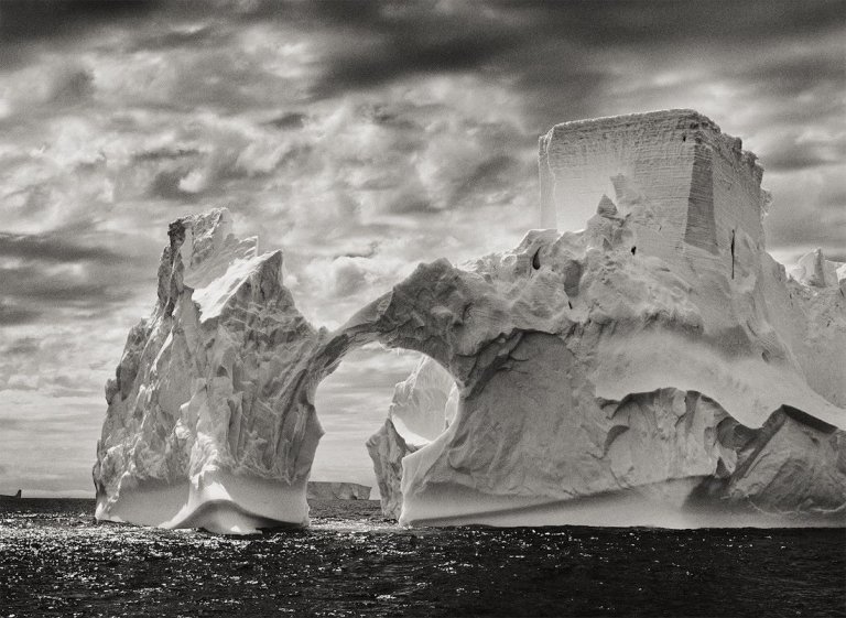 Auf diesem Bild ist das folgende Kunstwerk zu sehen: Sebastião  Salgado. „Antarctica“ (Iceberg between Paulet and Shetland Islands). 2005.