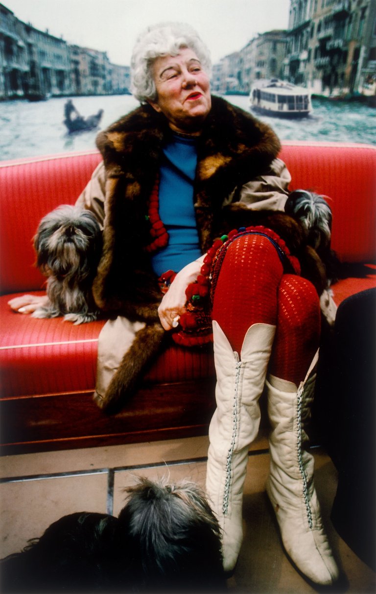 Auf diesem Bild ist das folgende Kunstwerk zu sehen: Stefan Moses. „Peggy Guggenheim mit lhasas: 'max' (ernst) 'sir herbert' (read), Venice“. 1974.