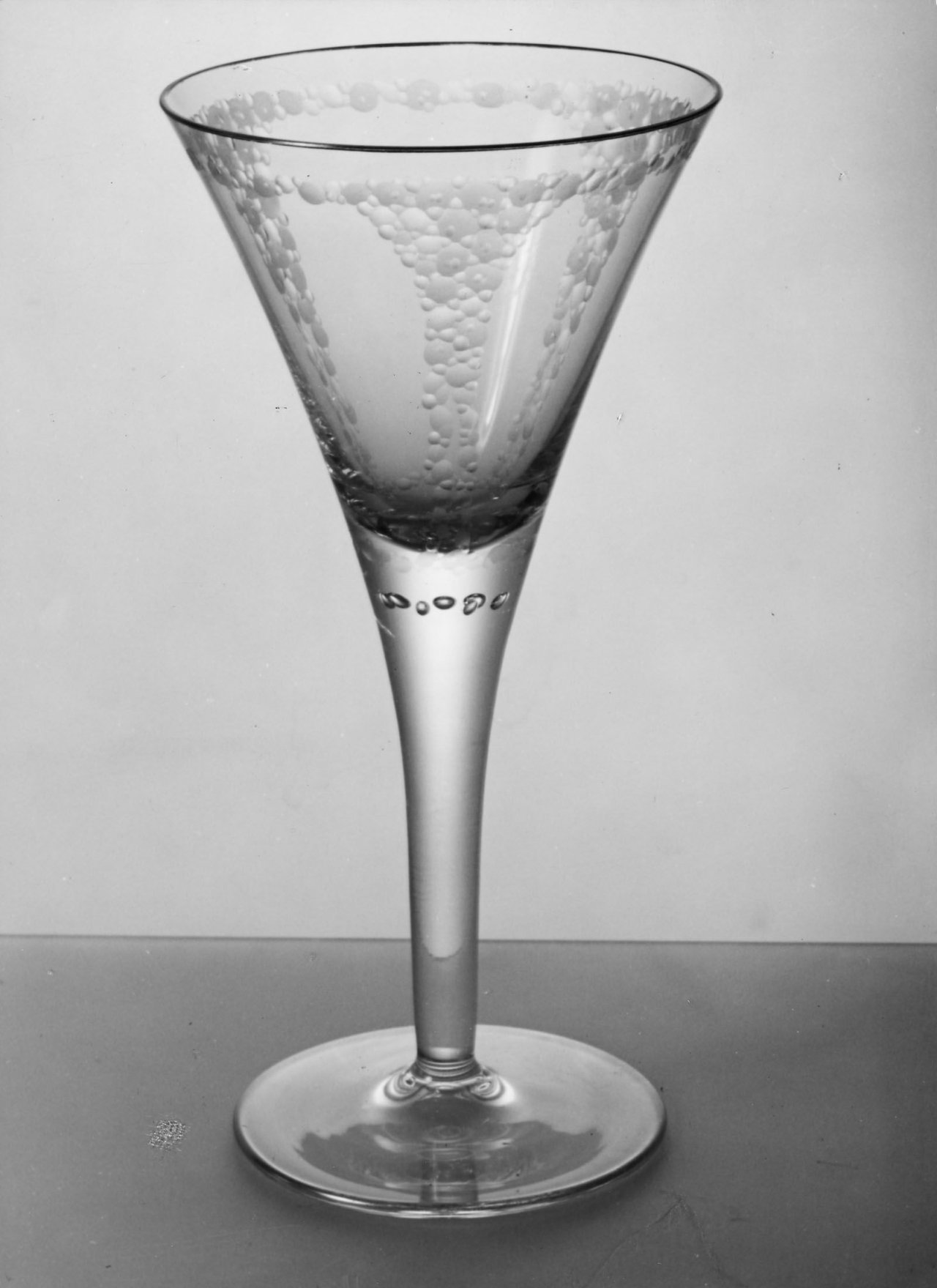 Auf diesem Bild ist das folgende Kunstwerk zu sehen: Albert Renger-Patzsch. Ohne Titel (Trinkglas). Vermutlich Ende der 1950er Jahre.