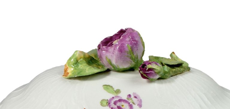 Auf diesem Bild ist das folgende Kunstwerk zu sehen:  KPM Königliche Porzellan-Manufaktur Berlin. Dessertteller aus dem Tafelservice für General Heinrich August de la Motte Fouqué (1698–1774), Geschenk König Friedrichs des Großen – Reliefzierat mit Spalier, Lanzettdurchbrüchen, Blumenmalerei und angespitztem Goldrand. 1766.