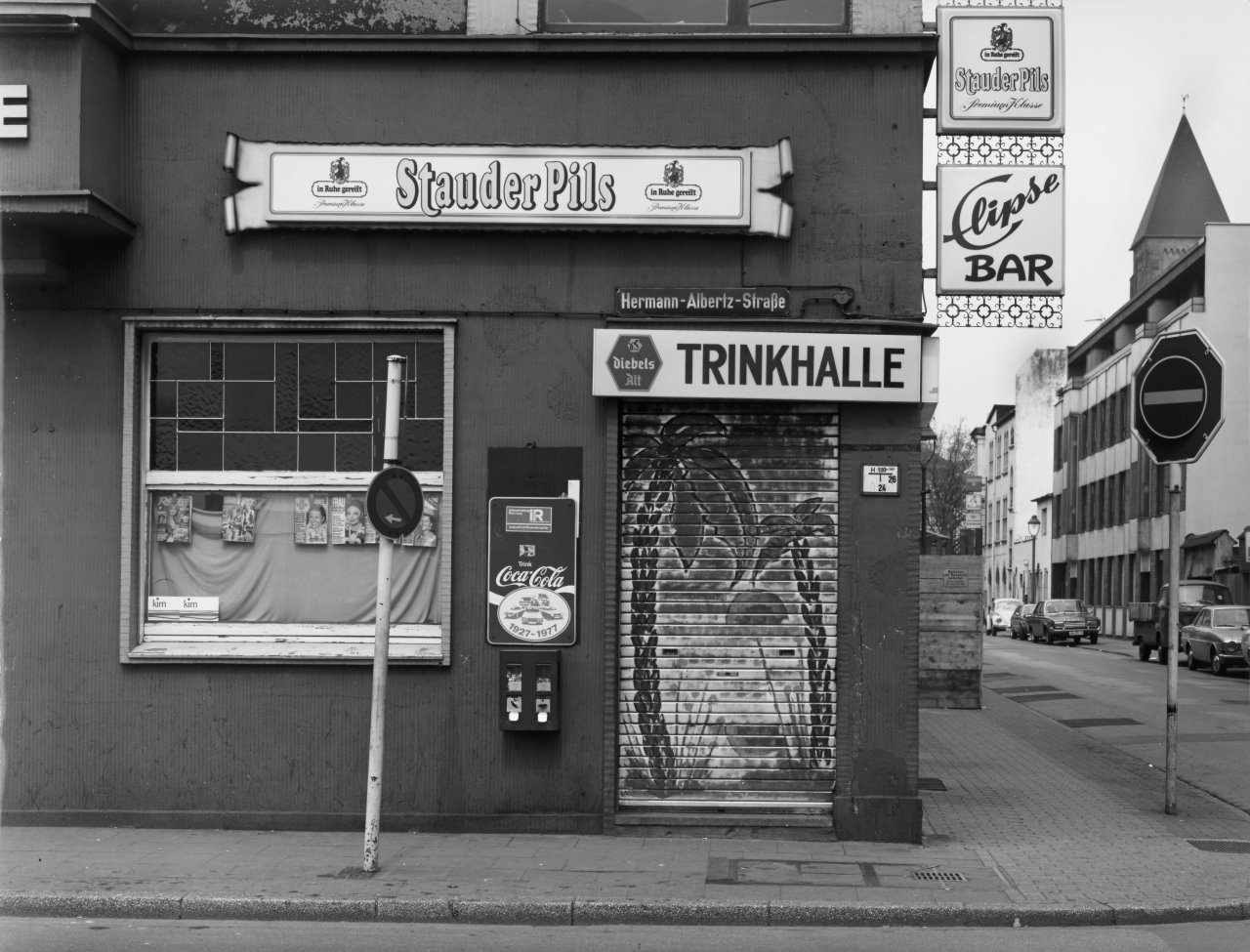 Auf diesem Bild ist das folgende Kunstwerk zu sehen: Tata Ronkholz. „Oberhausen, Hermann-Albertz-Strasse 60“, aus der Serie „Trinkhallen“, 1977–1984. 1978.