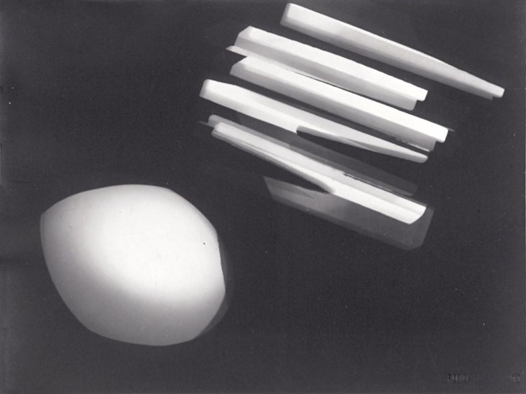 Auf diesem Bild ist das folgende Kunstwerk zu sehen: László Moholy-Nagy. „10 Fotogramme 1922-1926“. 1973.