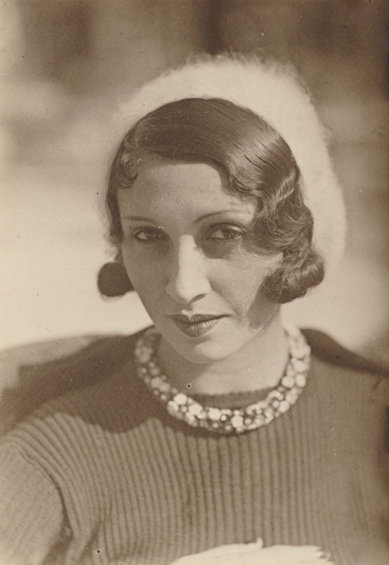 Auf diesem Bild ist das folgende Kunstwerk zu sehen: Jacques Henri Lartigue. Renée Perle, Ermenonville. 1930–1932.