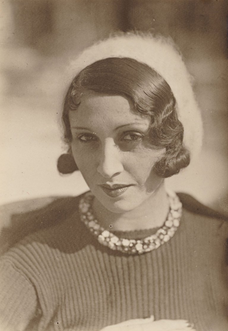 Auf diesem Bild ist das folgende Kunstwerk zu sehen: Jacques Henri Lartigue. Renée Perle, Ermenonville. 1930–1932.