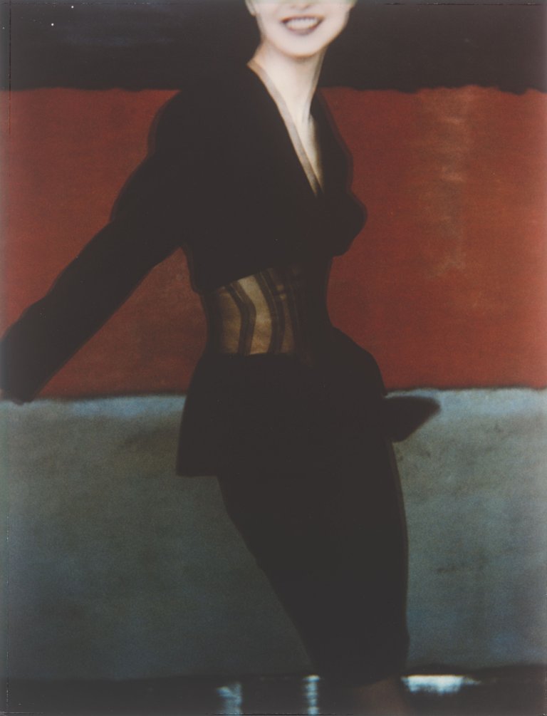 Auf diesem Bild ist das folgende Kunstwerk zu sehen: Sarah Moon (d.i. Hadengue, Marielle). Fashion. Um 1996.
