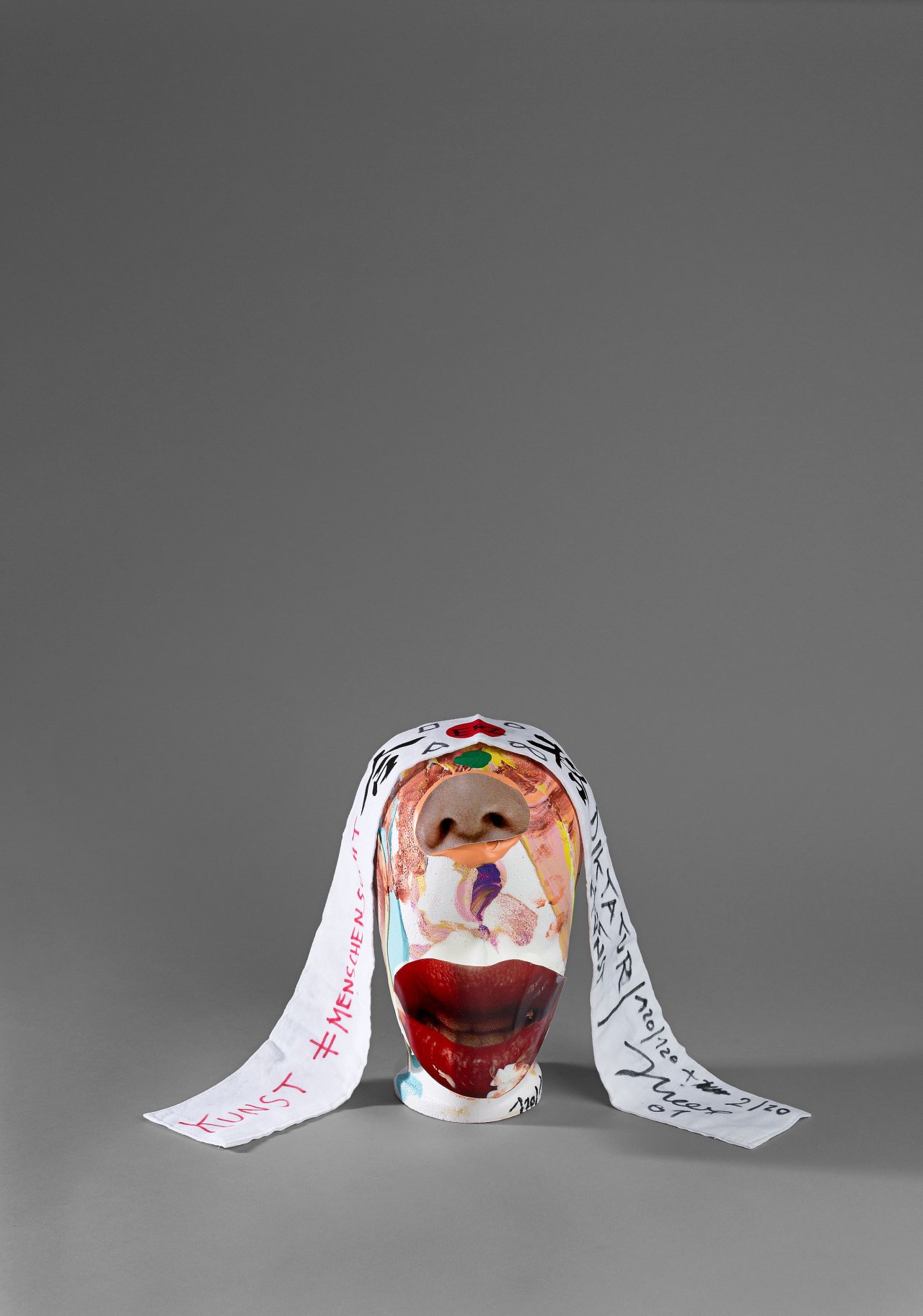 Auf diesem Bild ist das folgende Kunstwerk zu sehen: Jonathan Meese. Stirnband „Bruzzzelee“, Shingshangscheu (Diktatur der Kunst). 2009.