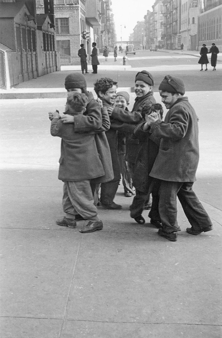 Auf diesem Bild ist das folgende Kunstwerk zu sehen: Helen Levitt. „New York“. 1940.