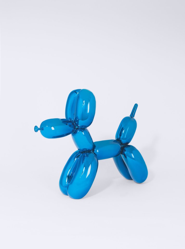 Auf diesem Bild ist das folgende Kunstwerk zu sehen: Jeff Koons. „BALLOON DOG (BLUE)“. 2021.