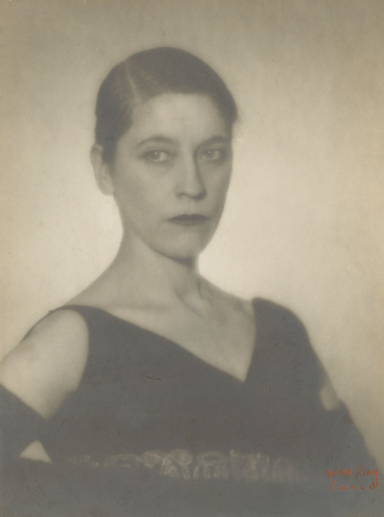 Auf diesem Bild ist das folgende Kunstwerk zu sehen:  Man Ray. Porträt einer Frau. Um 1925.