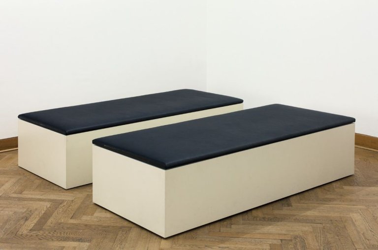 Auf diesem Bild ist das folgende Kunstwerk zu sehen: Jeppe Hein. „Moving Bench #2. 2000.