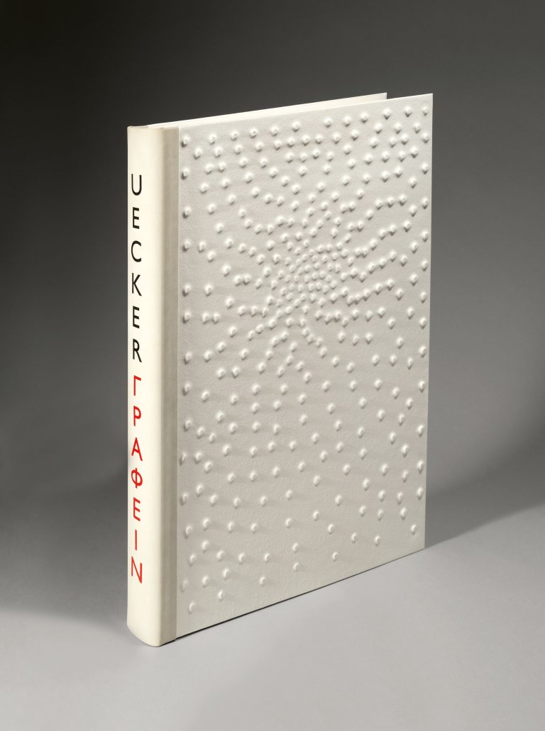 Auf diesem Bild ist das folgende Kunstwerk zu sehen: Günther Uecker. „Graphein“. 2002.