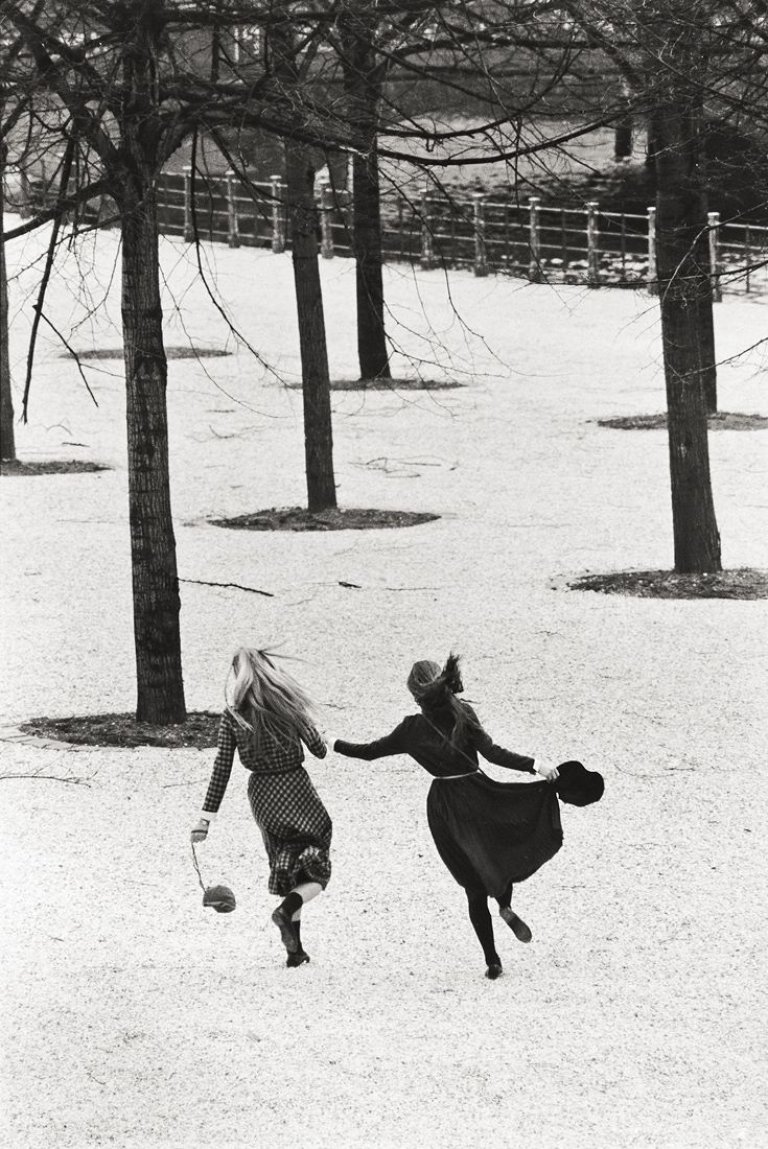 Auf diesem Bild ist das folgende Kunstwerk zu sehen: Sibylle Bergemann. „Annette und Angela, Lustgarten Berlin“. 1984.