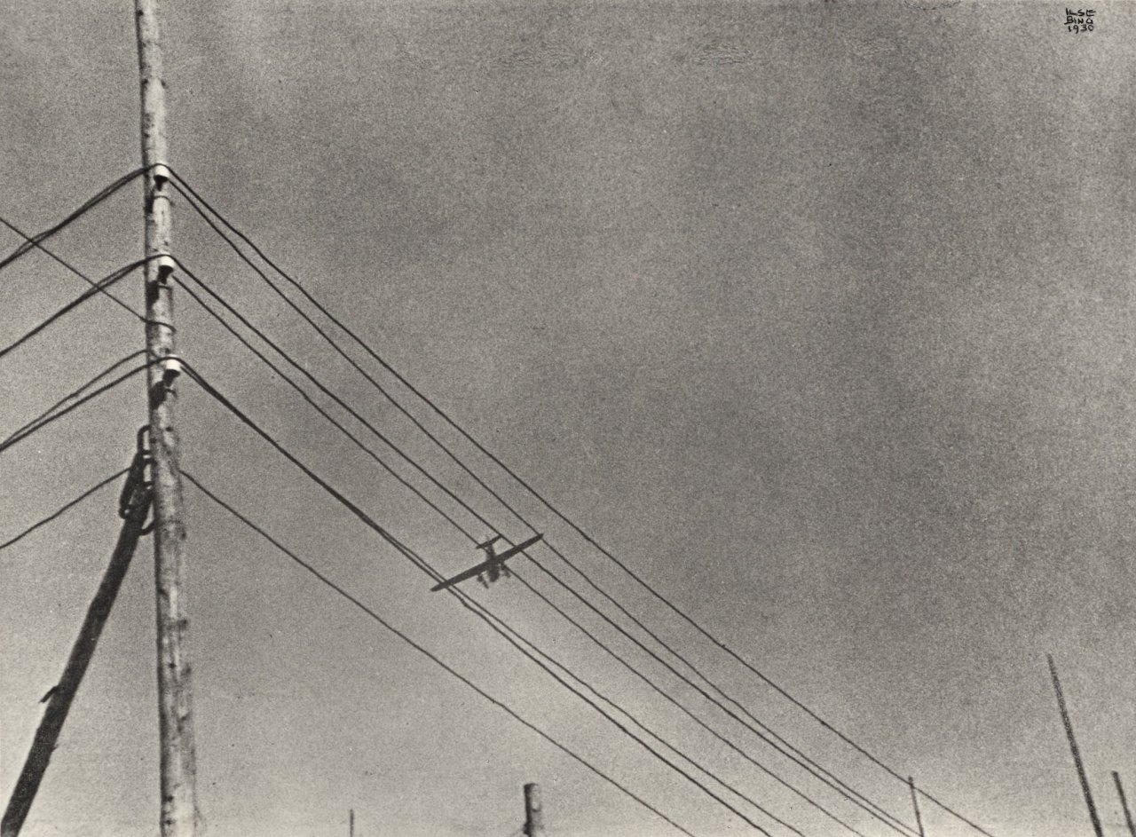 Auf diesem Bild ist das folgende Kunstwerk zu sehen: Ilse Bing. Frankfurt. 1930.