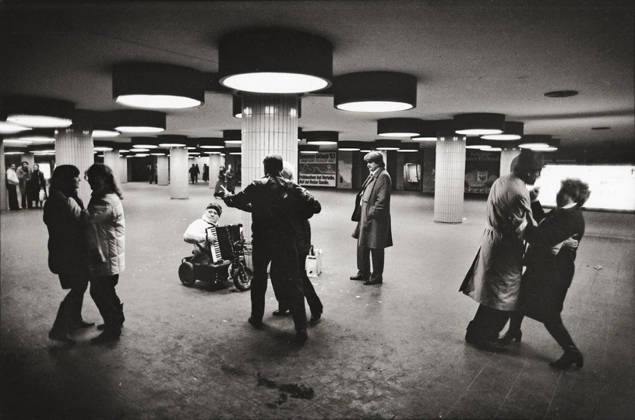 Auf diesem Bild ist das folgende Kunstwerk zu sehen: Robert Lebeck. „Tanz im Fussgängertunnel Masurenallee am Funkturm, Berlin“. 1983.