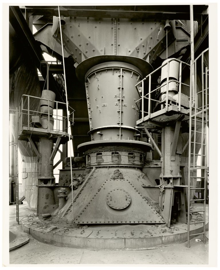 Auf diesem Bild ist das folgende Kunstwerk zu sehen: Bernd und Hilla Becher (Siegen 1931 - 2007 Rostock / Potsdam 1934 - 2015 Düsseldorf). „BLASTFURNANCE DUISBURG GERMANY“. 1991.