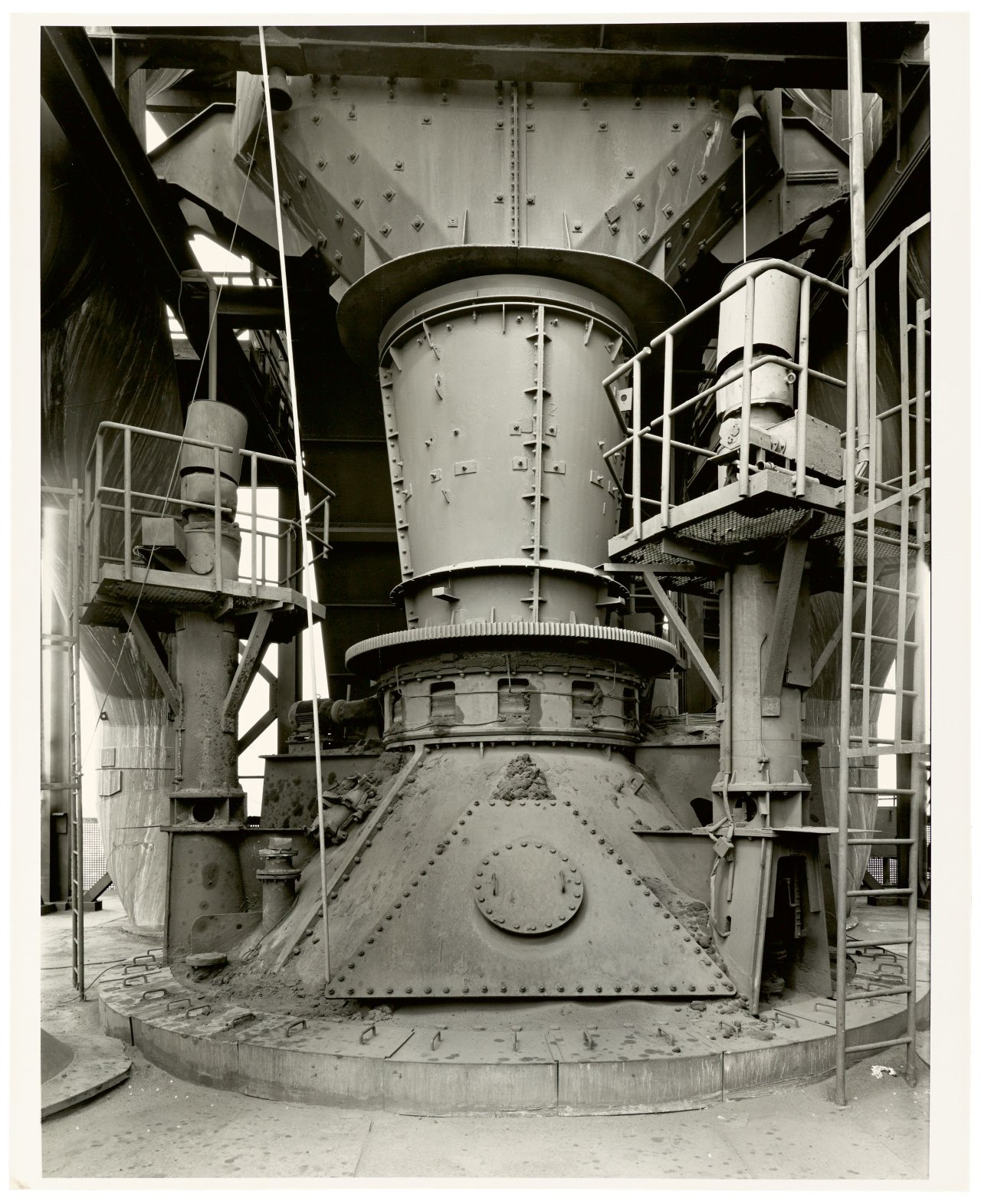 Auf diesem Bild ist das folgende Kunstwerk zu sehen: Bernd und Hilla Becher (Siegen 1931 - 2007 Rostock / Potsdam 1934 - 2015 Düsseldorf). „BLASTFURNANCE DUISBURG GERMANY“. 1991.