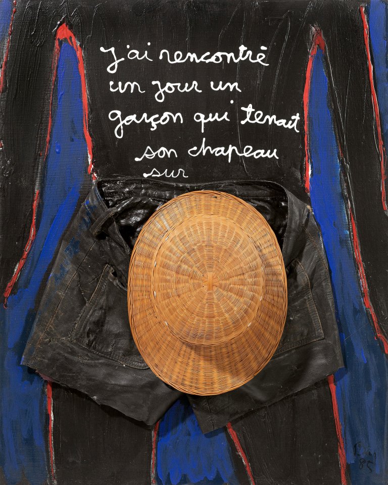 Auf diesem Bild ist das folgende Kunstwerk zu sehen: Ben Vautier. „J'ai rencontré un jour un garçon qui tenait son chapeau sur son sexe“. 1985.