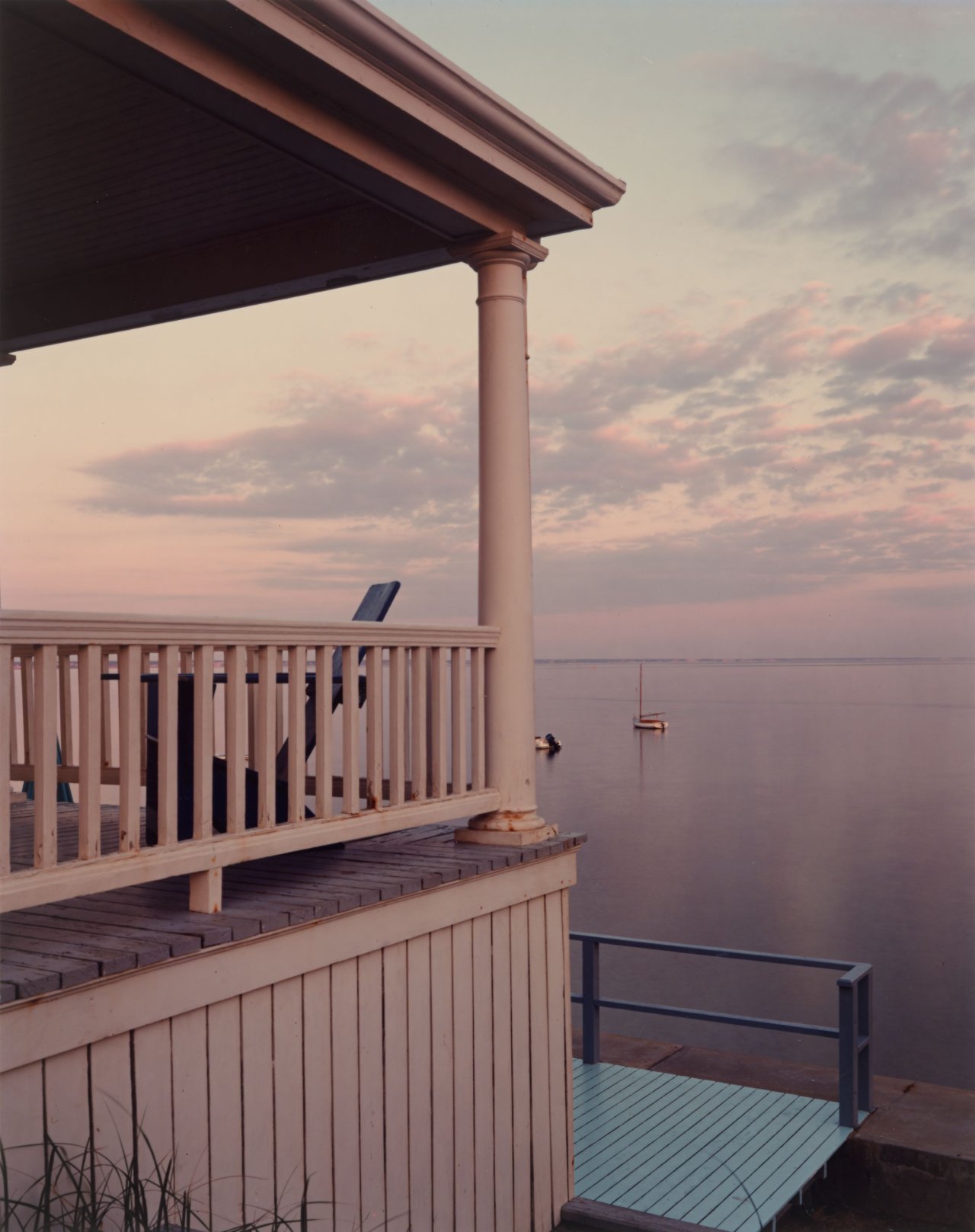Auf diesem Bild ist das folgende Kunstwerk zu sehen: Joel Meyerowitz. „Porch Series Provincetown“. 1977.
