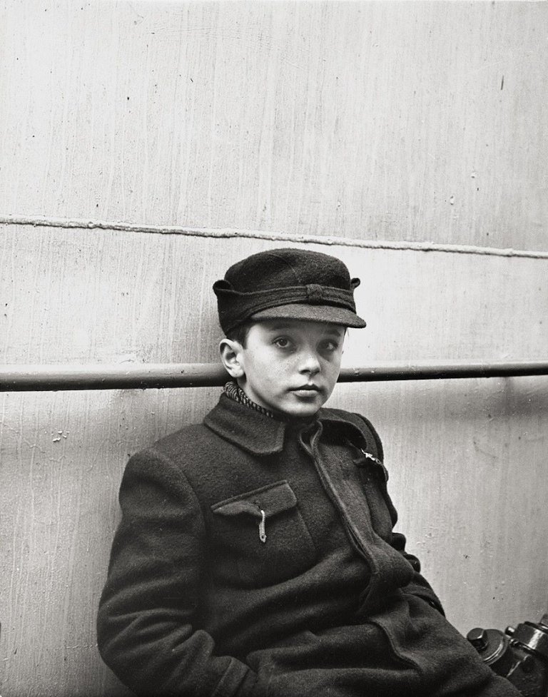 Auf diesem Bild ist das folgende Kunstwerk zu sehen: Clemens Kalischer. Boy with black cap, New York, aus der Serie „Displaced persons“. 1948.