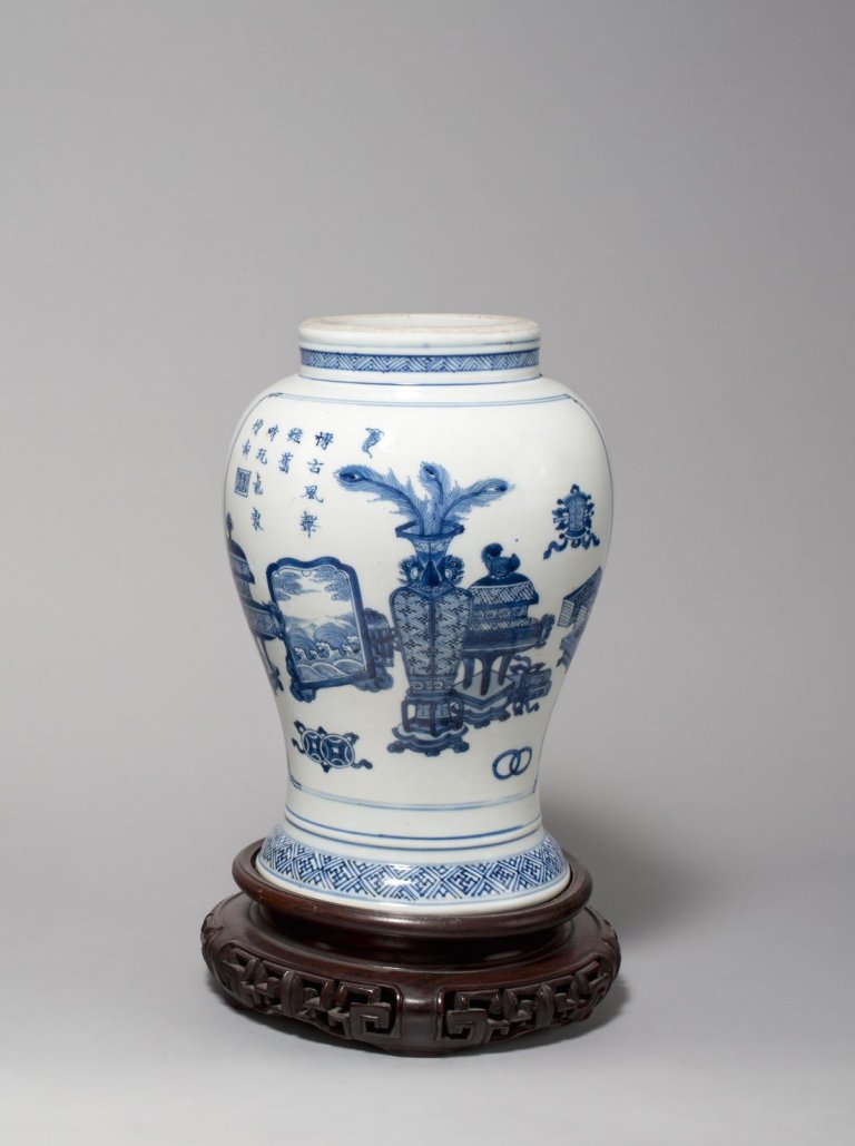 Auf diesem Bild ist das folgende Kunstwerk zu sehen:  Chinesisch, Kangxi-Periode. Balustervase mit „100 Antiquitäten“-Dekor.