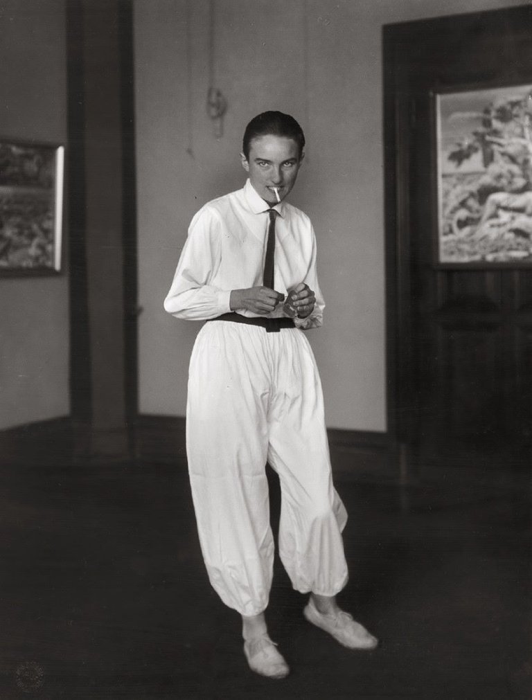 This picture shows the following artwork: August Sander. Frau eines Malers (Helene Abelen). Um 1926.