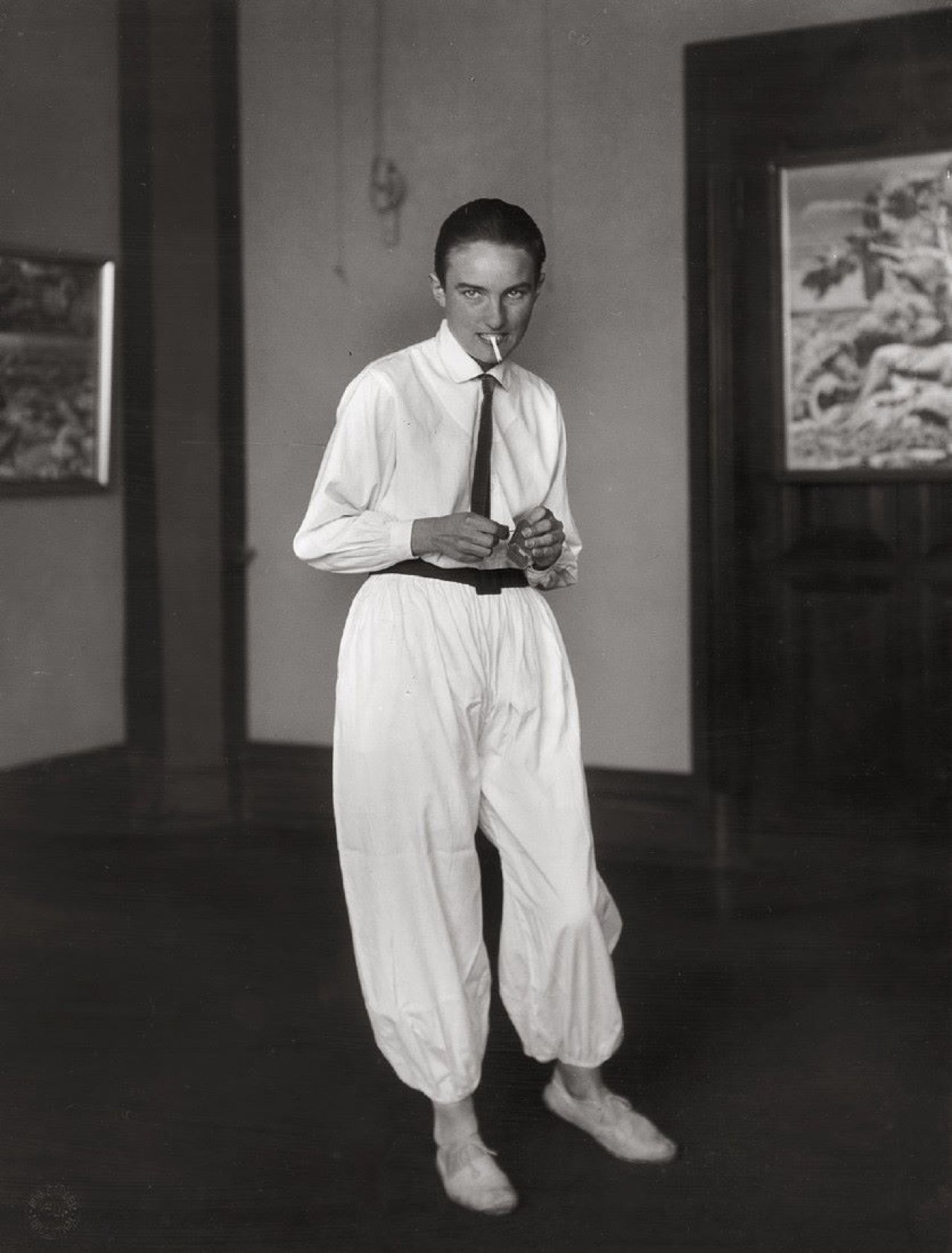 This picture shows the following artwork: August Sander. Frau eines Malers (Helene Abelen). Um 1926.