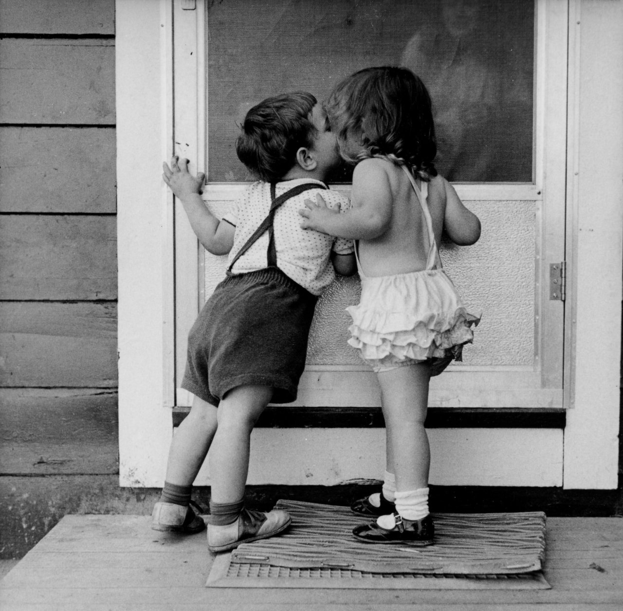 Auf diesem Bild ist das folgende Kunstwerk zu sehen: Jacques Lowe. First Love. 1950er Jahre.