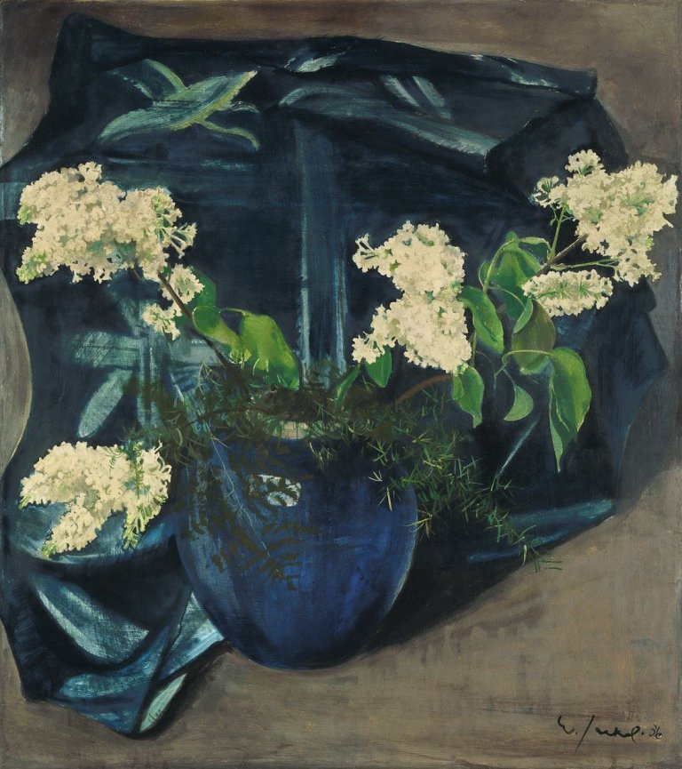Auf diesem Bild ist das folgende Kunstwerk zu sehen: Willy Jaeckel. Stilleben mit weißem Flieder in blauer Kugelvase. 1936.