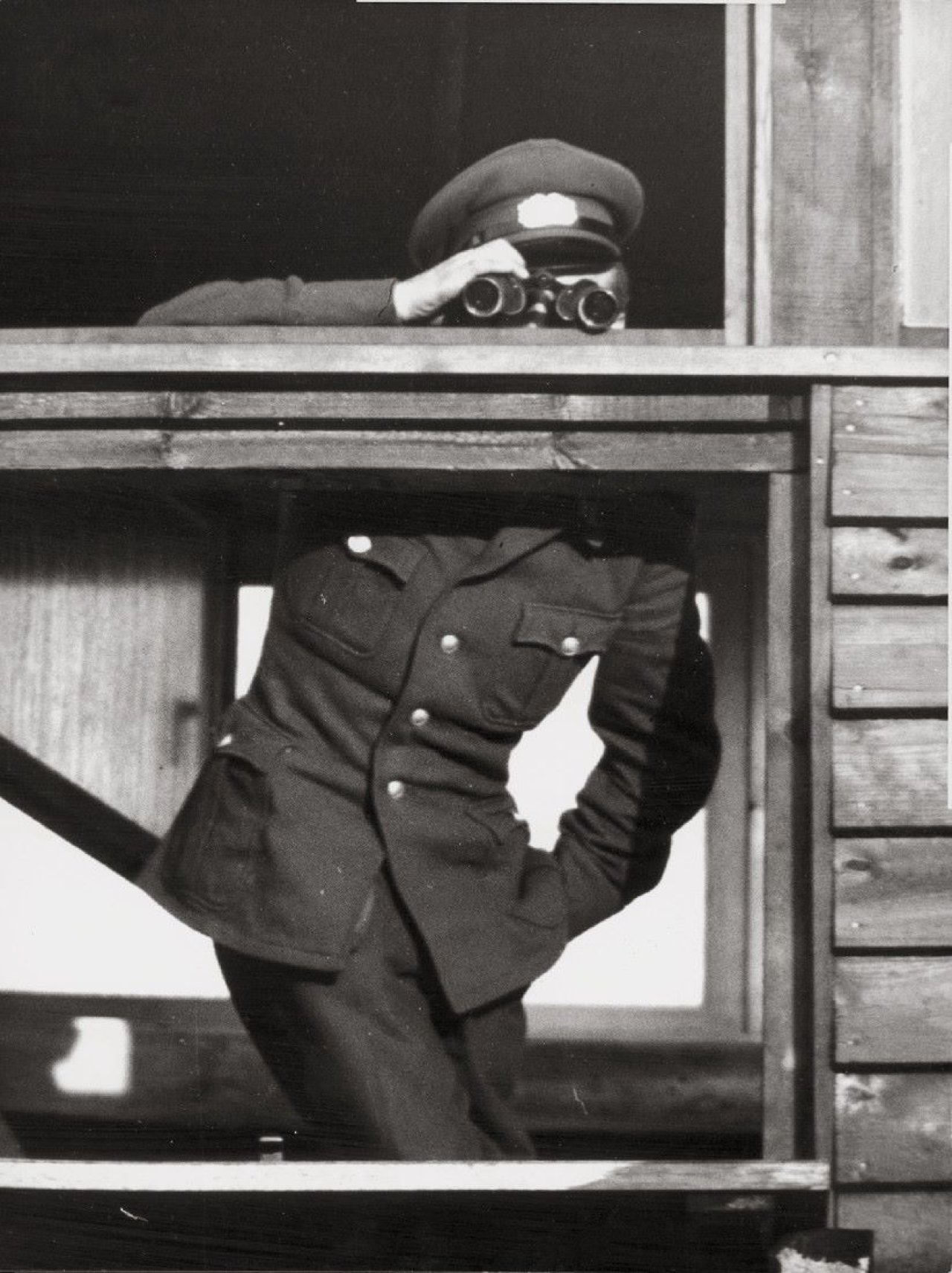 Auf diesem Bild ist das folgende Kunstwerk zu sehen:  Anonym. Ein junger Volksarmist auf dem neuen Wachturm in Rudow, Berlin. 1961.