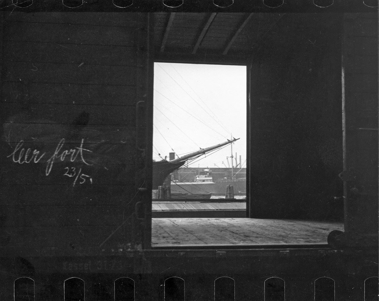 Auf diesem Bild ist das folgende Kunstwerk zu sehen: Lotte Jacobi. Güterwagen im Hafen, Hamburg. 1934.