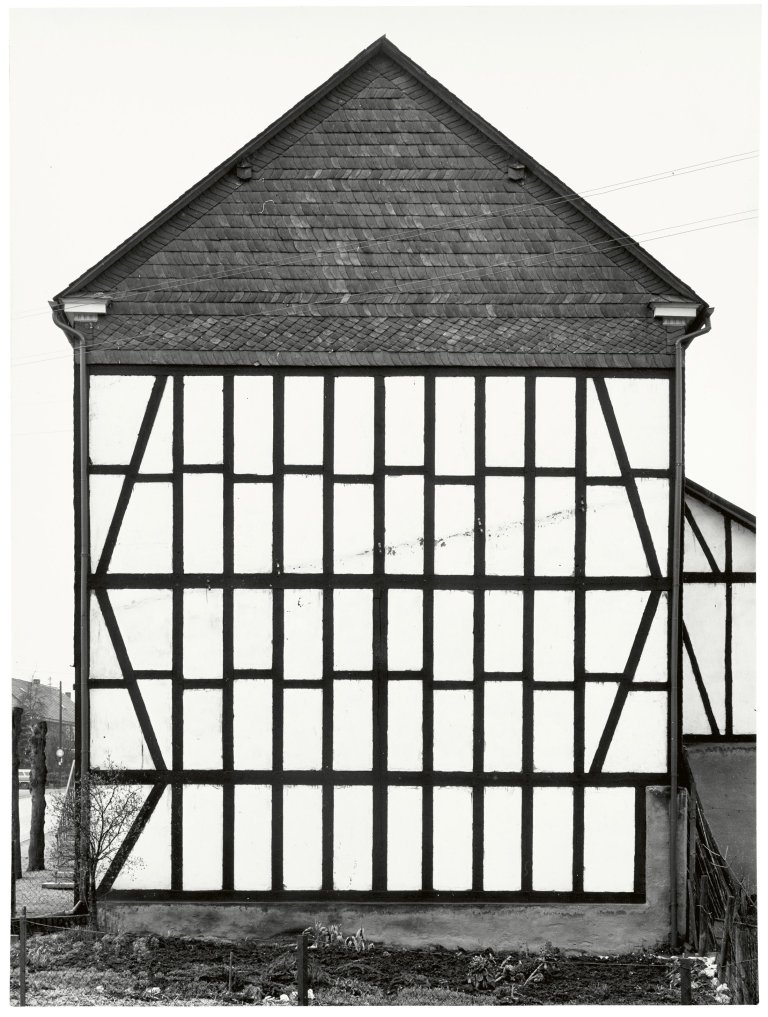 Auf diesem Bild ist das folgende Kunstwerk zu sehen: Bernd und Hilla Becher (Siegen 1931 - 2007 Rostock / Potsdam 1934 - 2015 Düsseldorf). Fachwerkhaus, Wildener Straße 7, Salchendorf. 1961.